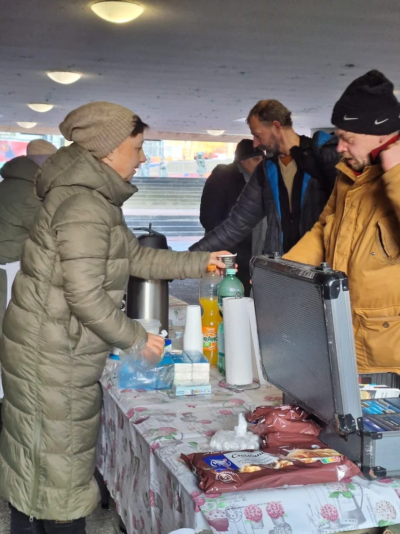 Heißer Kaffee wird am Stand des Bahnhofsdienstes ausgegeben