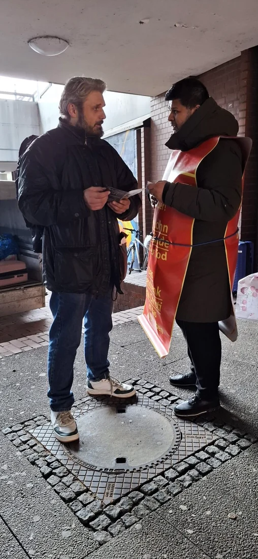 Gespräch am Stand des Bahnhofsdienstes in Hannover