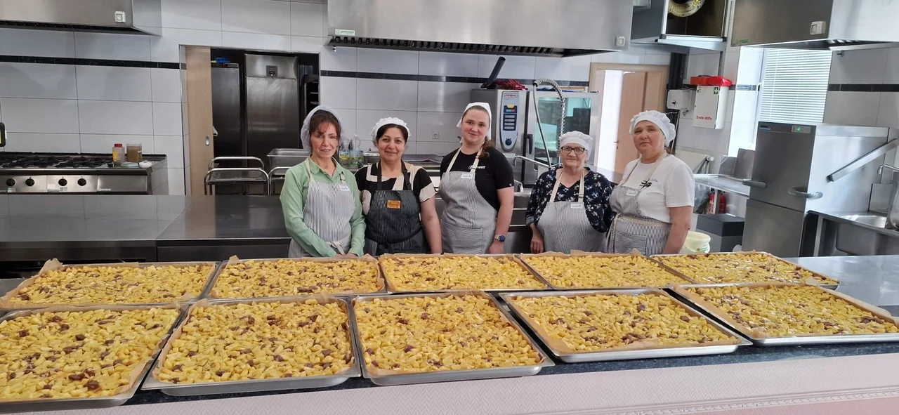 Frisch gebackener Kuchen für die Essensausgabe am Bahnhof