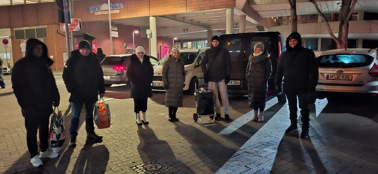 Das Team der Bahnhofsmission vor dem Aufbruch nach Hannover