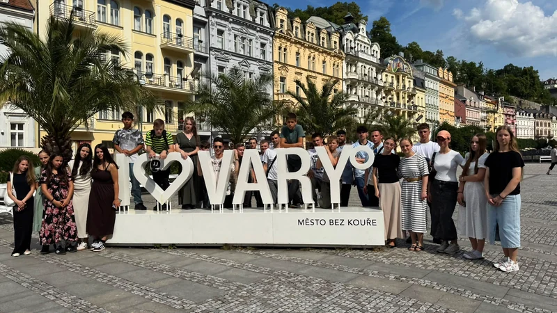 Die Gruppe am Ortsschild von Karlsbad
